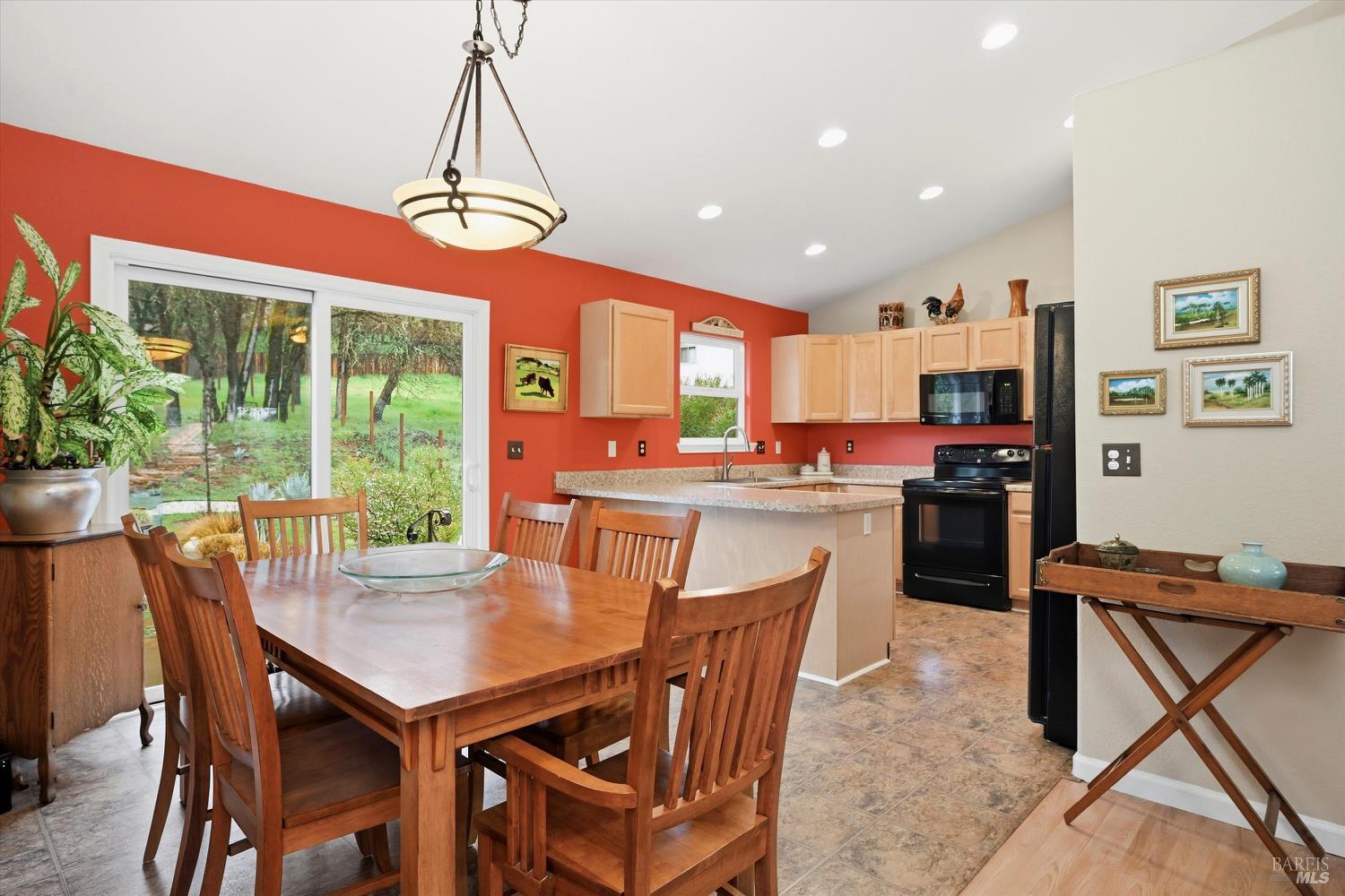 Detail Gallery Image 8 of 27 For 19072 Hidden Valley Rd, Hidden Valley Lake,  CA 95467 - 3 Beds | 2 Baths