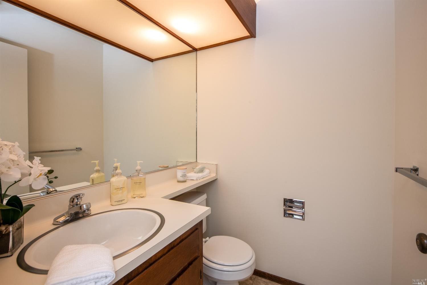 Detail Gallery Image 12 of 33 For 24 Linda Vista Ave, Tiburon,  CA 94920 - 2 Beds | 2/1 Baths