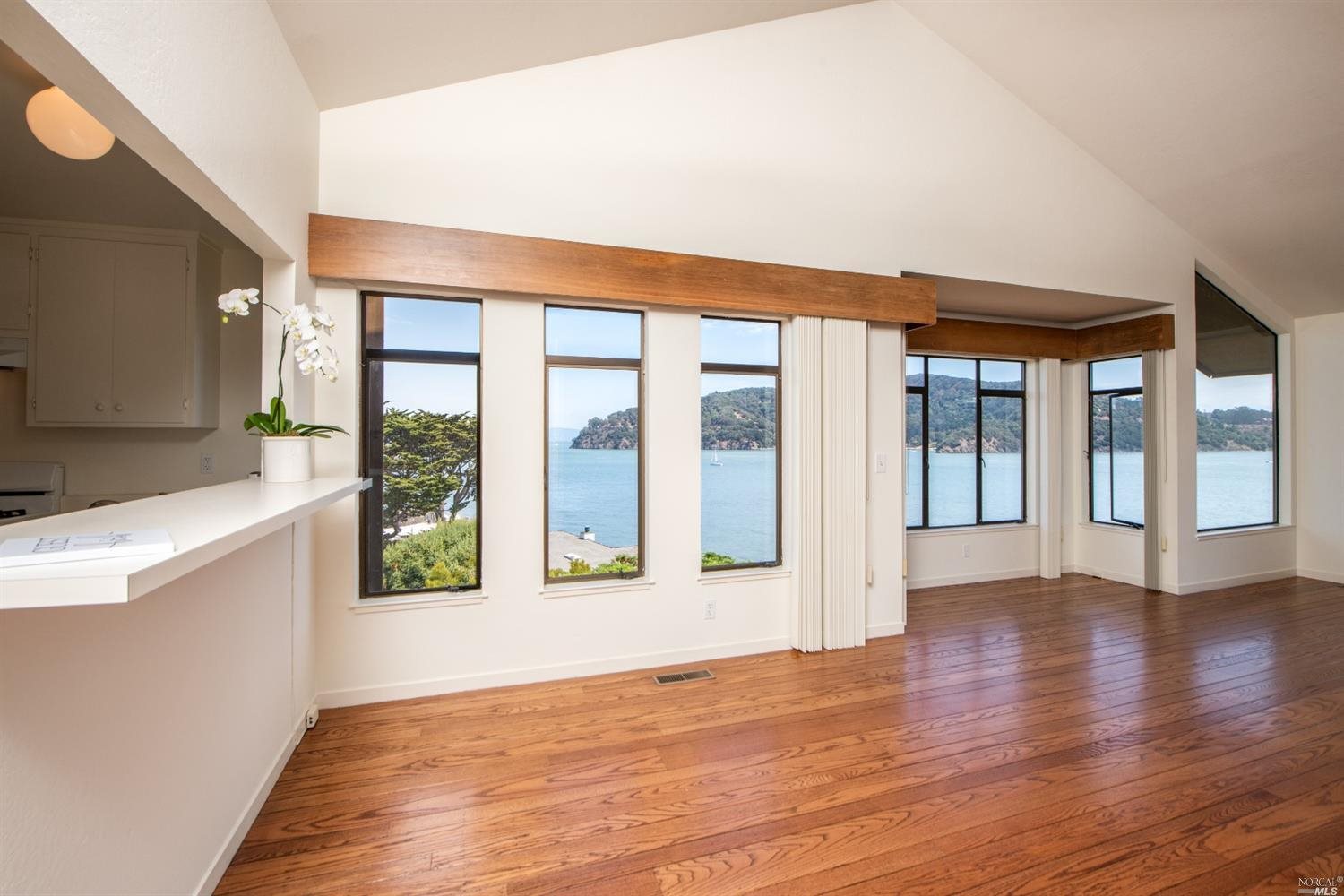 Detail Gallery Image 7 of 33 For 24 Linda Vista Ave, Tiburon,  CA 94920 - 2 Beds | 2/1 Baths