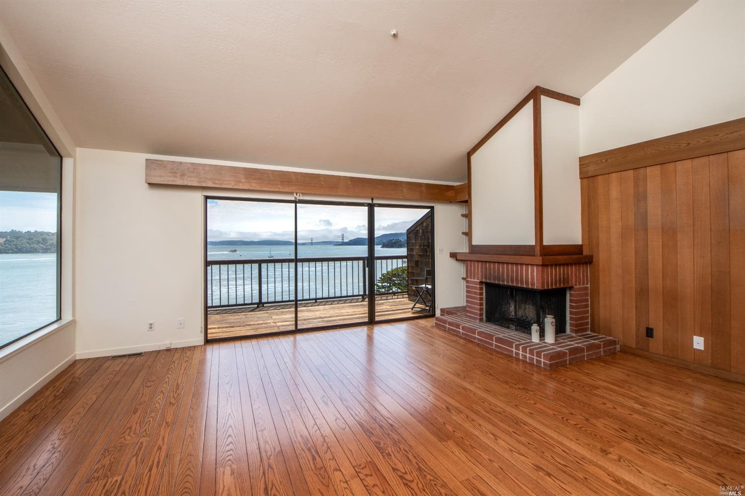 Detail Gallery Image 9 of 33 For 24 Linda Vista Ave, Tiburon,  CA 94920 - 2 Beds | 2/1 Baths