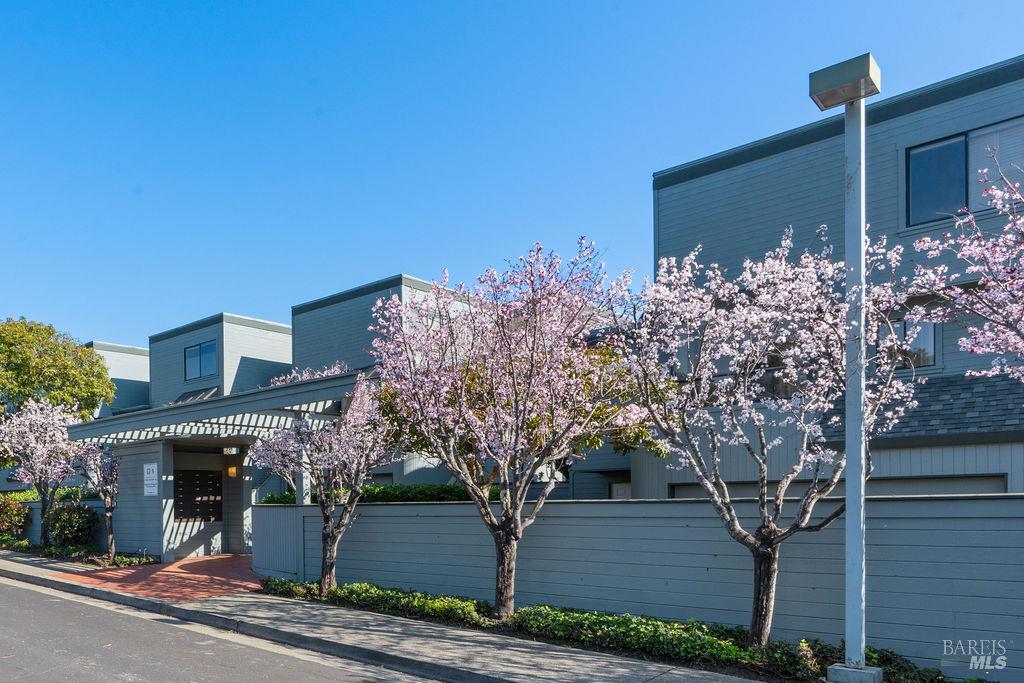 Detail Gallery Image 45 of 48 For 91 Stanford Way, Sausalito,  CA 94965 - 2 Beds | 2/1 Baths