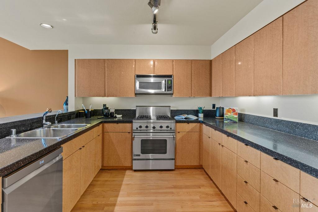 Detail Gallery Image 11 of 48 For 91 Stanford Way, Sausalito,  CA 94965 - 2 Beds | 2/1 Baths