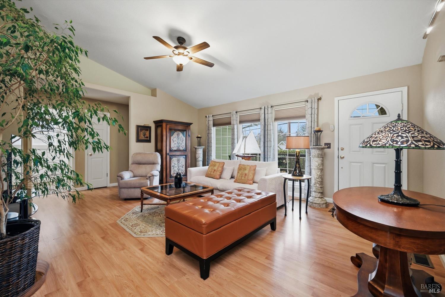 Detail Gallery Image 3 of 27 For 19072 Hidden Valley Rd, Hidden Valley Lake,  CA 95467 - 3 Beds | 2 Baths