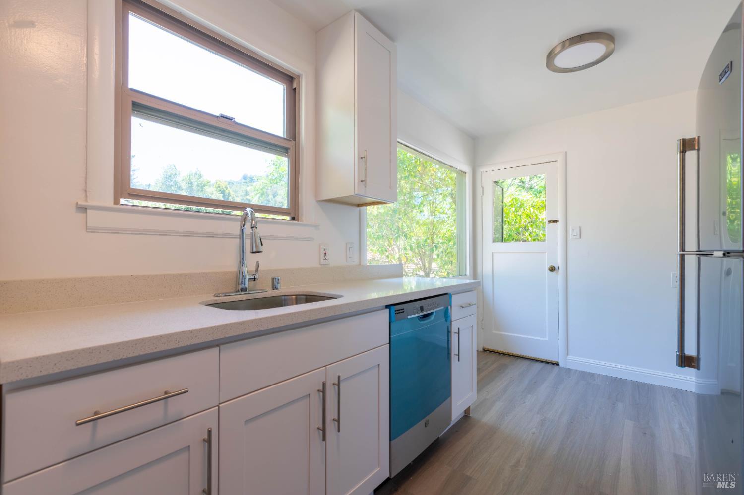Detail Gallery Image 3 of 11 For Address Is Not Disclosed, San Rafael,  CA 94901 - 2 Beds | 1 Baths