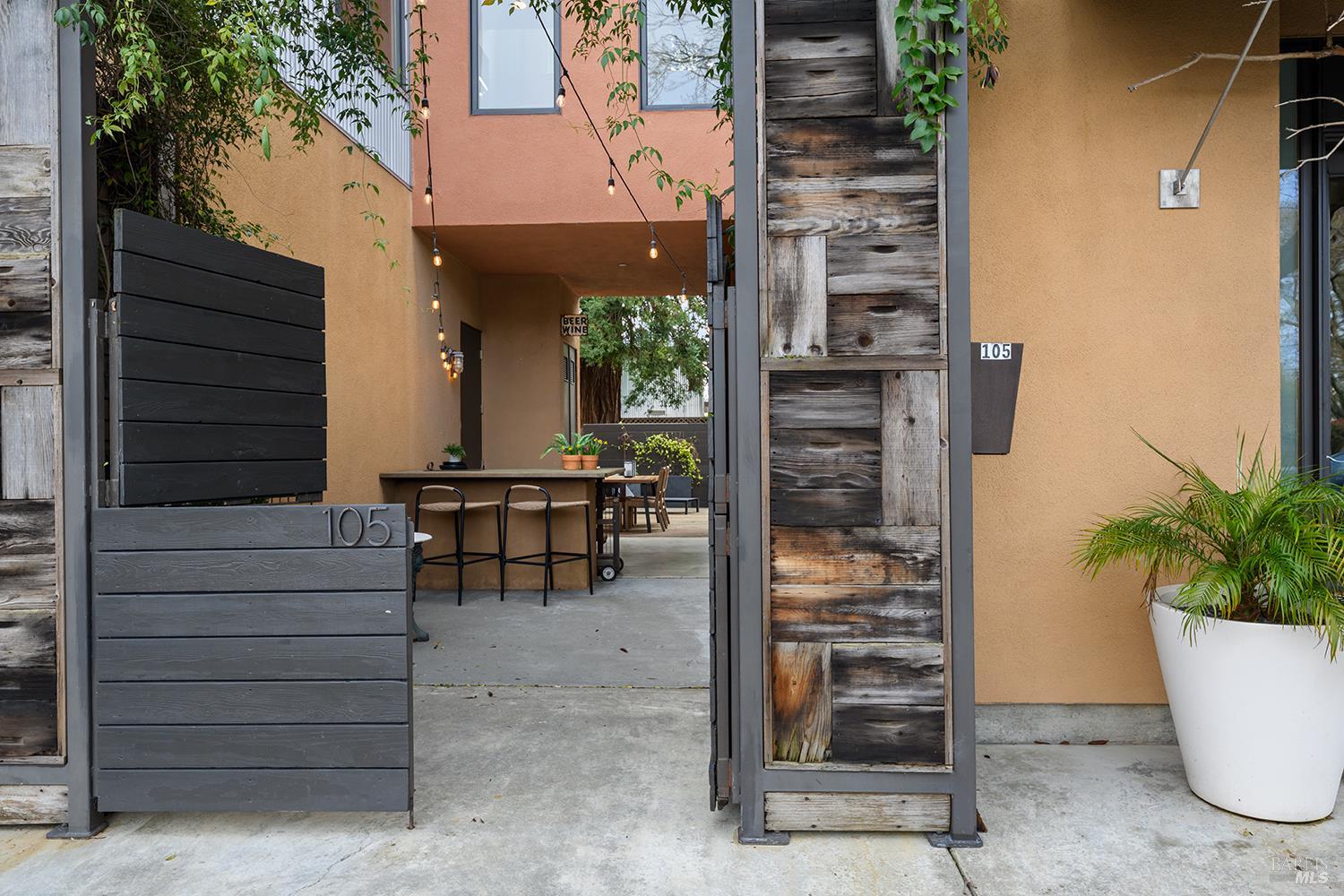 Detail Gallery Image 4 of 56 For 105 G St, Petaluma,  CA 94952 - 3 Beds | 3 Baths