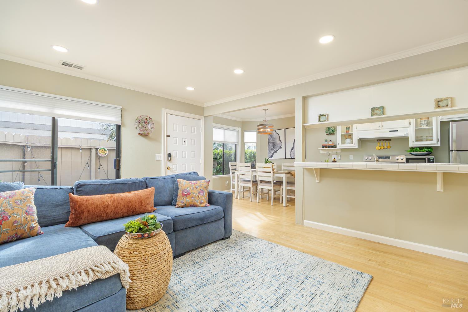 Detail Gallery Image 9 of 30 For 305 Silvio Ln, Novato,  CA 94947 - 2 Beds | 1 Baths