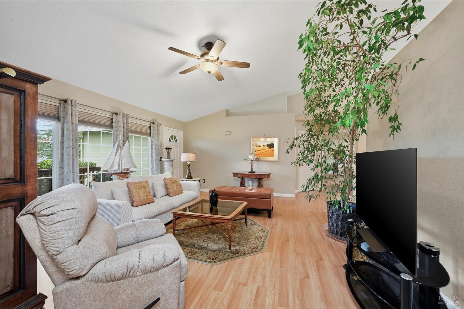 Detail Gallery Image 4 of 27 For 19072 Hidden Valley Rd, Hidden Valley Lake,  CA 95467 - 3 Beds | 2 Baths