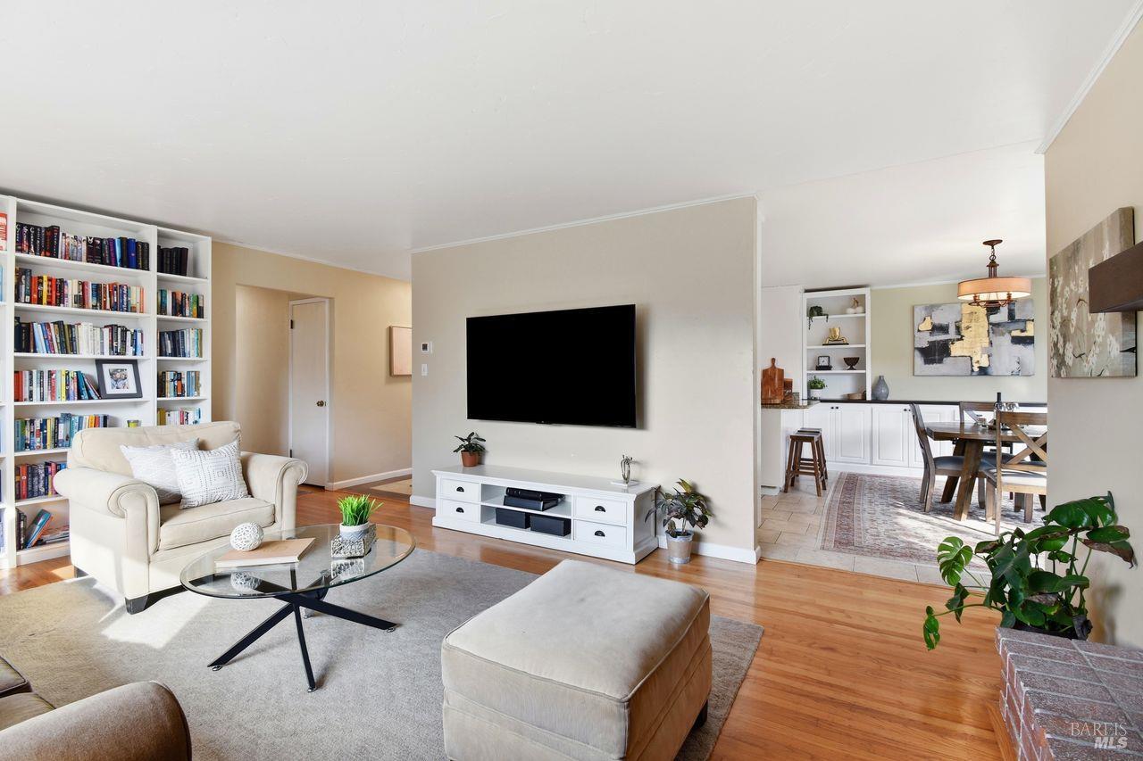 Detail Gallery Image 7 of 37 For 2323 Olympia Dr, Santa Rosa,  CA 95405 - 4 Beds | 2 Baths