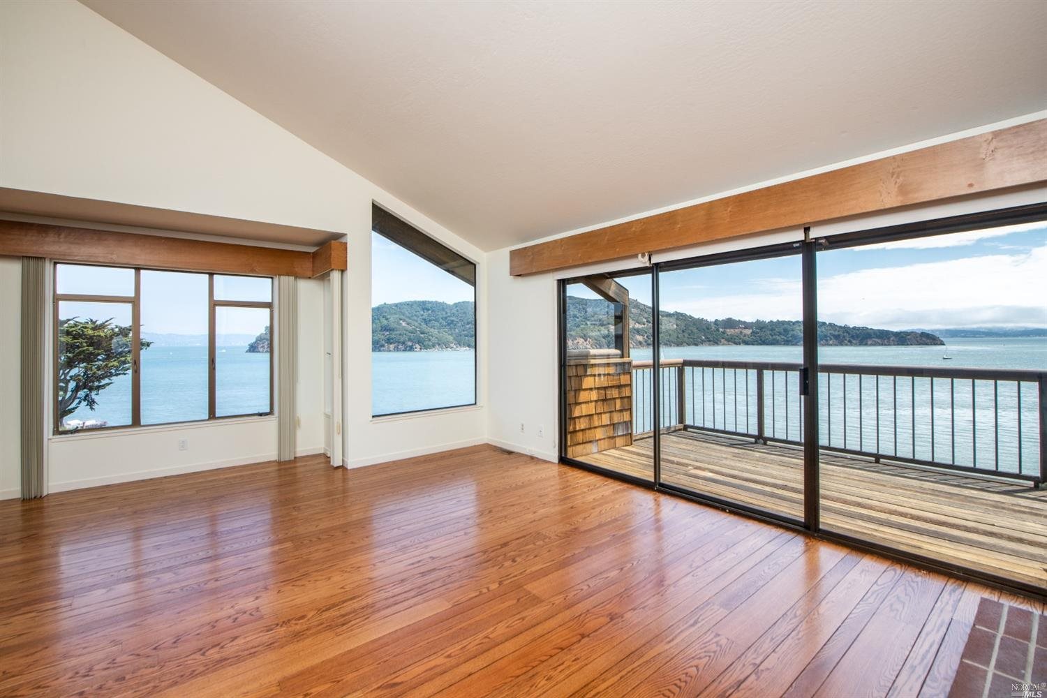 Detail Gallery Image 5 of 33 For 24 Linda Vista Ave, Tiburon,  CA 94920 - 2 Beds | 2/1 Baths