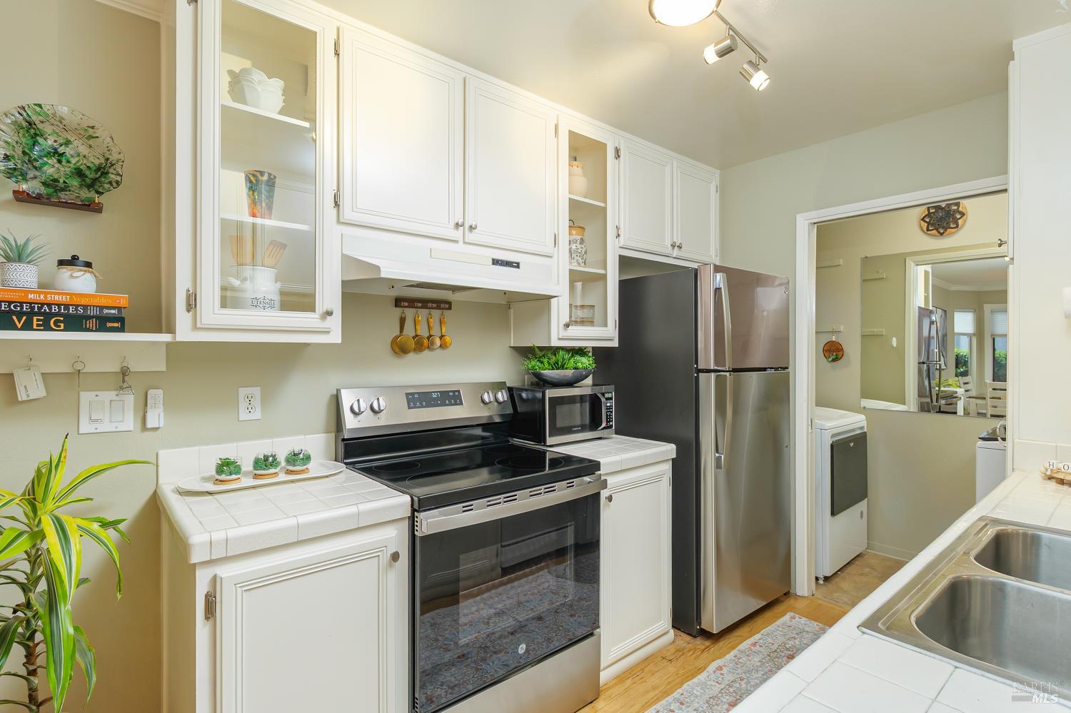 Detail Gallery Image 3 of 30 For 305 Silvio Ln, Novato,  CA 94947 - 2 Beds | 1 Baths