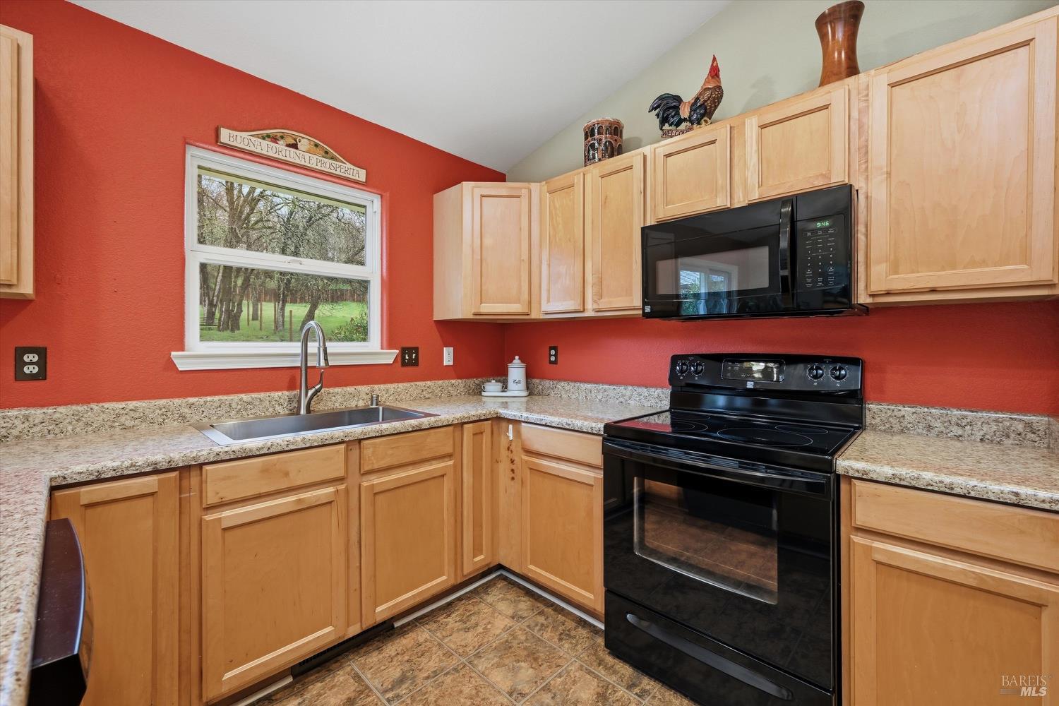 Detail Gallery Image 6 of 27 For 19072 Hidden Valley Rd, Hidden Valley Lake,  CA 95467 - 3 Beds | 2 Baths