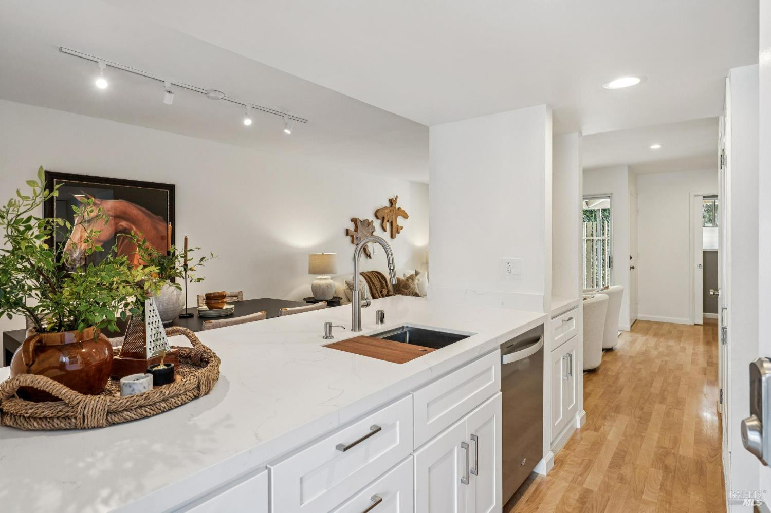 Detail Gallery Image 2 of 28 For 24 Roundtree Blvd, San Rafael,  CA 94903 - 2 Beds | 1/1 Baths