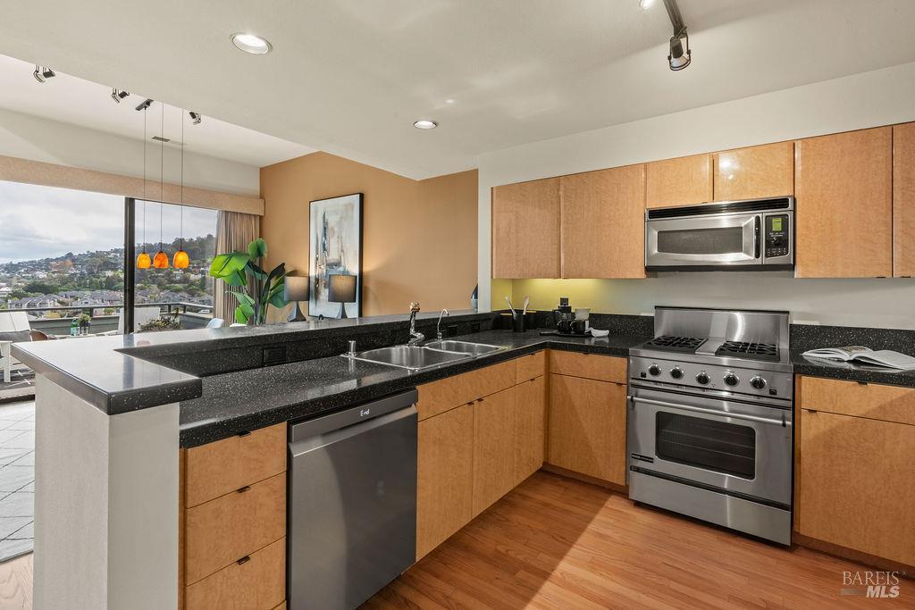 Detail Gallery Image 12 of 48 For 91 Stanford Way, Sausalito,  CA 94965 - 2 Beds | 2/1 Baths