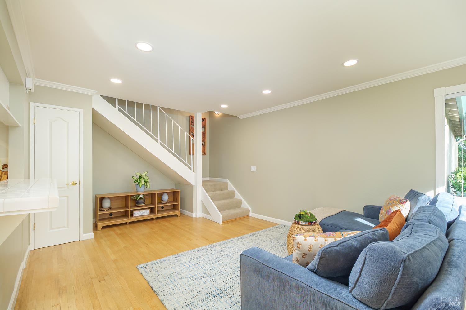 Detail Gallery Image 8 of 30 For 305 Silvio Ln, Novato,  CA 94947 - 2 Beds | 1 Baths