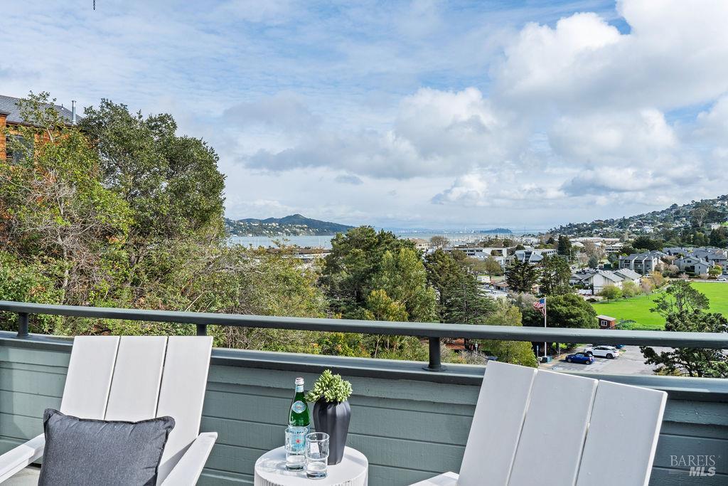 Detail Gallery Image 10 of 48 For 91 Stanford Way, Sausalito,  CA 94965 - 2 Beds | 2/1 Baths