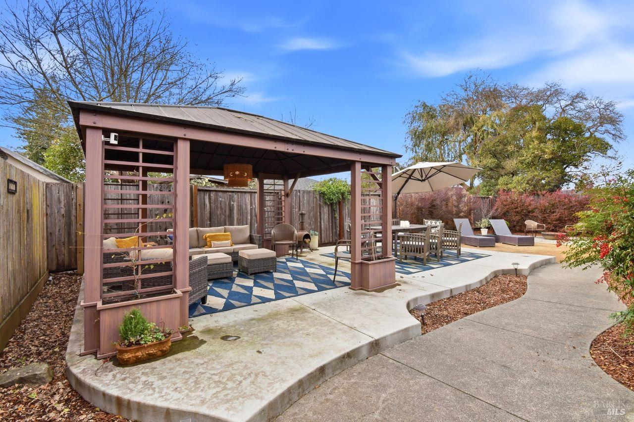 Detail Gallery Image 3 of 37 For 2323 Olympia Dr, Santa Rosa,  CA 95405 - 4 Beds | 2 Baths