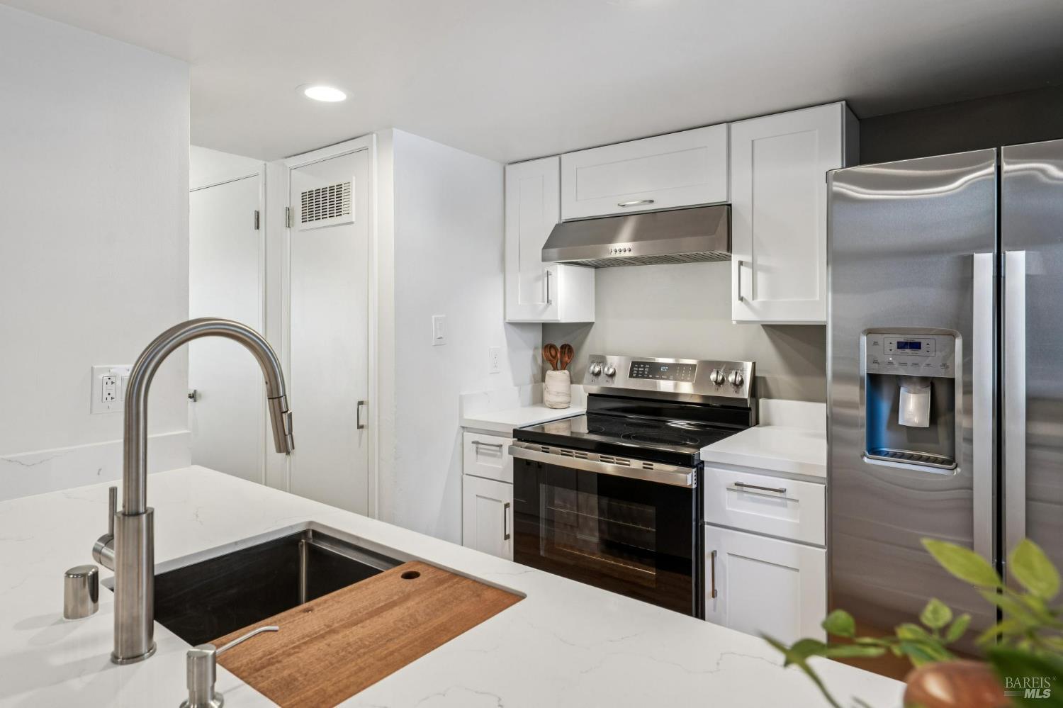 Detail Gallery Image 5 of 28 For 24 Roundtree Blvd, San Rafael,  CA 94903 - 2 Beds | 1/1 Baths