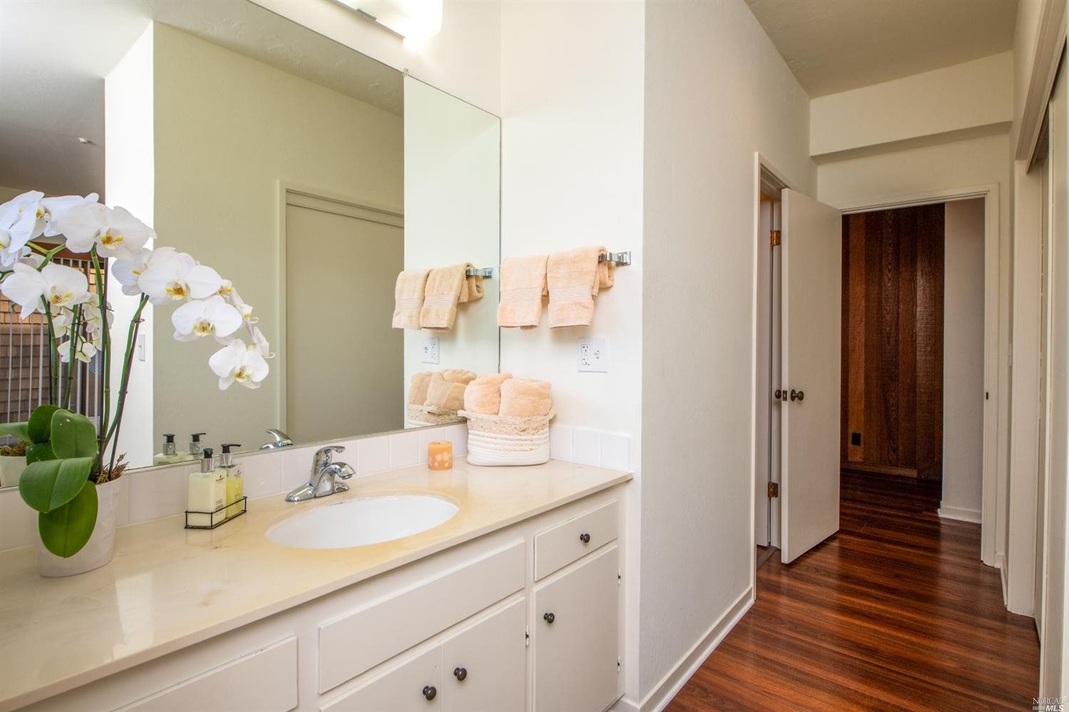Detail Gallery Image 20 of 33 For 24 Linda Vista Ave, Tiburon,  CA 94920 - 2 Beds | 2/1 Baths