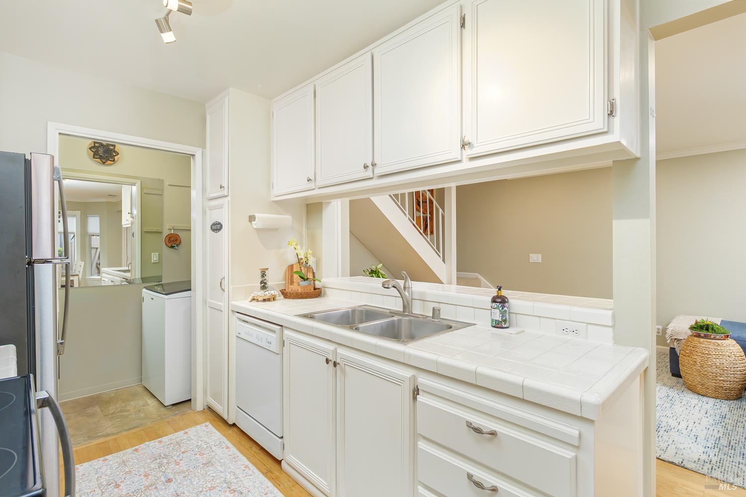 Detail Gallery Image 4 of 30 For 305 Silvio Ln, Novato,  CA 94947 - 2 Beds | 1 Baths