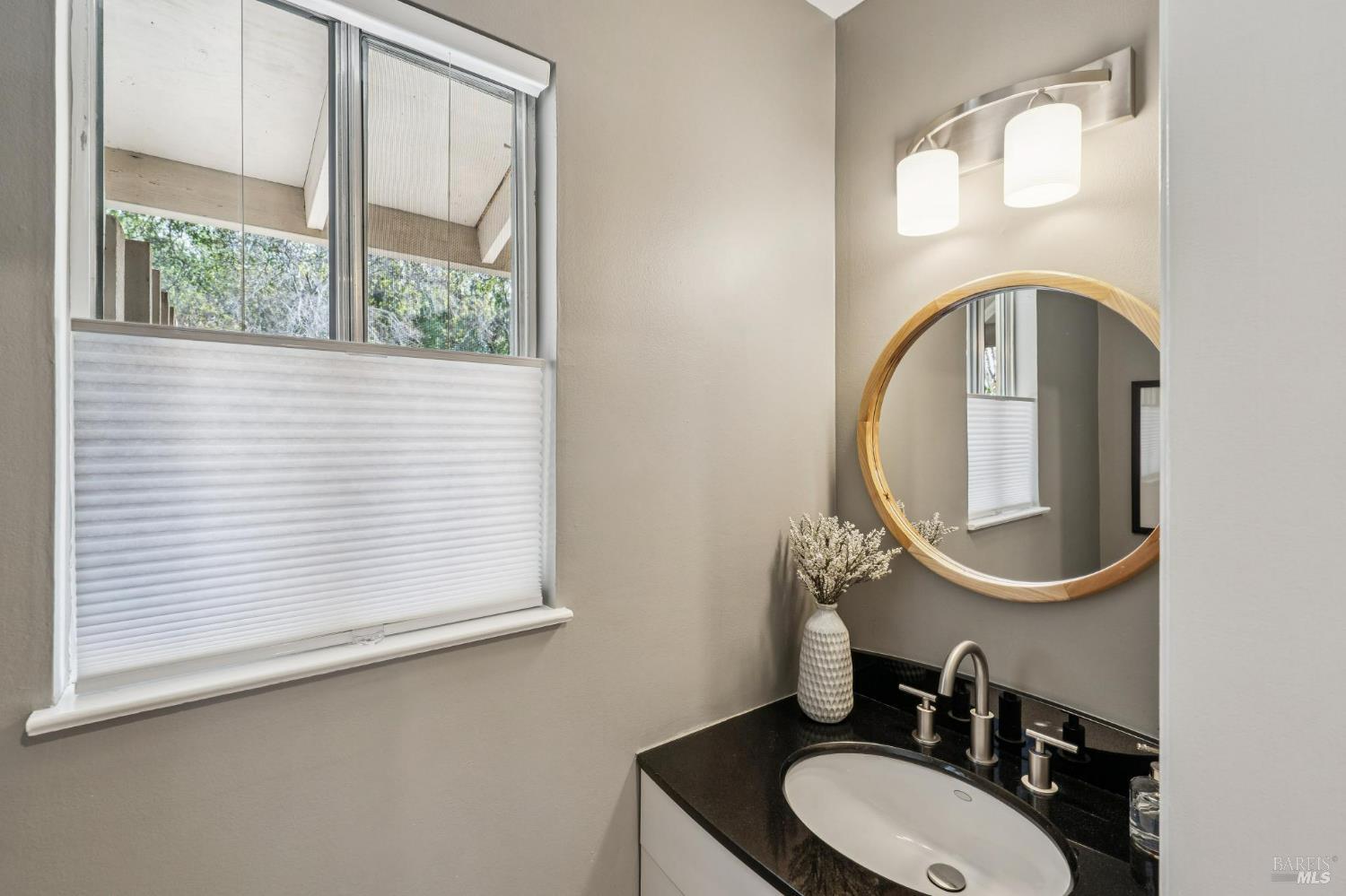 Detail Gallery Image 13 of 28 For 24 Roundtree Blvd, San Rafael,  CA 94903 - 2 Beds | 1/1 Baths