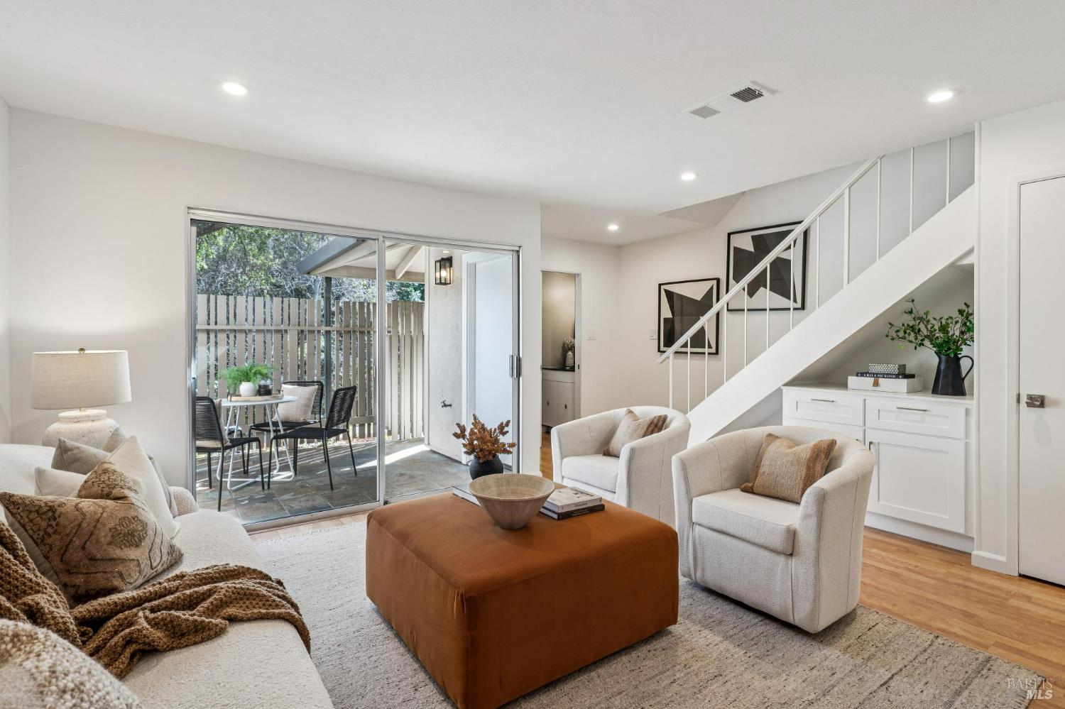 Detail Gallery Image 9 of 28 For 24 Roundtree Blvd, San Rafael,  CA 94903 - 2 Beds | 1/1 Baths