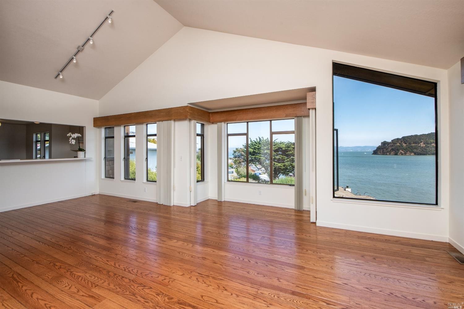 Detail Gallery Image 4 of 33 For 24 Linda Vista Ave, Tiburon,  CA 94920 - 2 Beds | 2/1 Baths