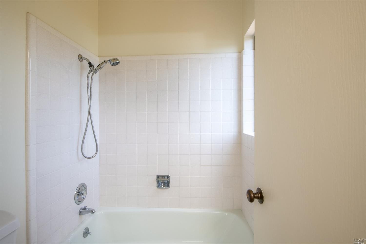 Detail Gallery Image 22 of 33 For 24 Linda Vista Ave, Tiburon,  CA 94920 - 2 Beds | 2/1 Baths