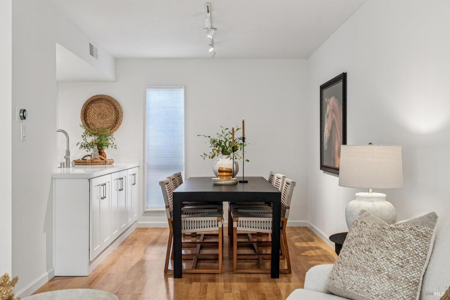 Detail Gallery Image 6 of 28 For 24 Roundtree Blvd, San Rafael,  CA 94903 - 2 Beds | 1/1 Baths