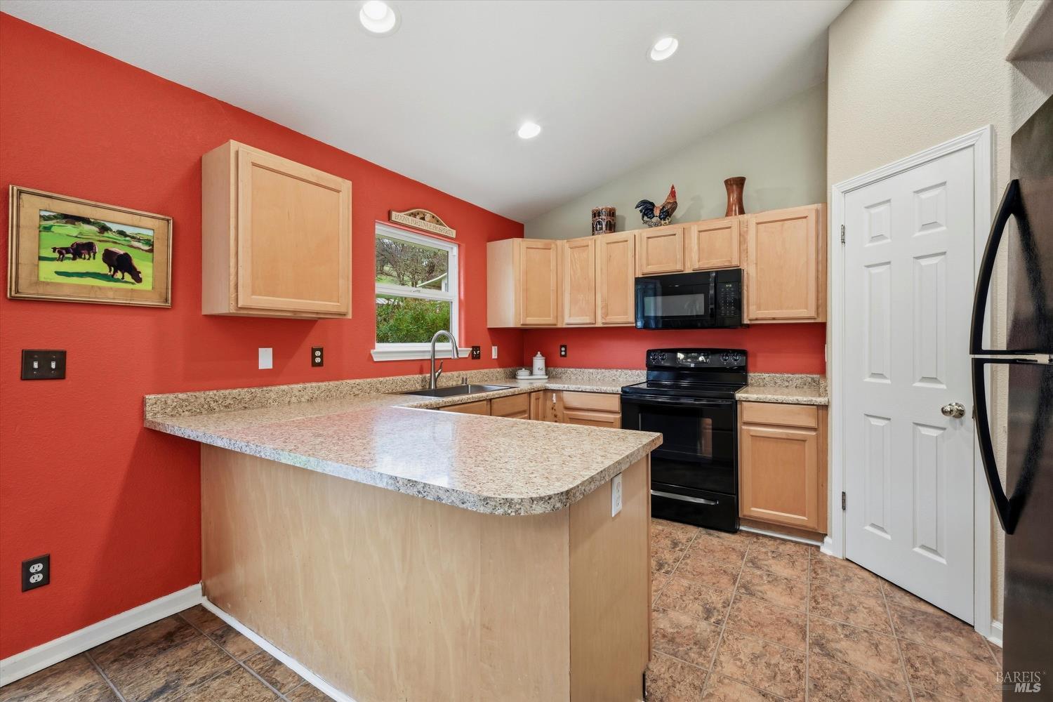 Detail Gallery Image 9 of 27 For 19072 Hidden Valley Rd, Hidden Valley Lake,  CA 95467 - 3 Beds | 2 Baths