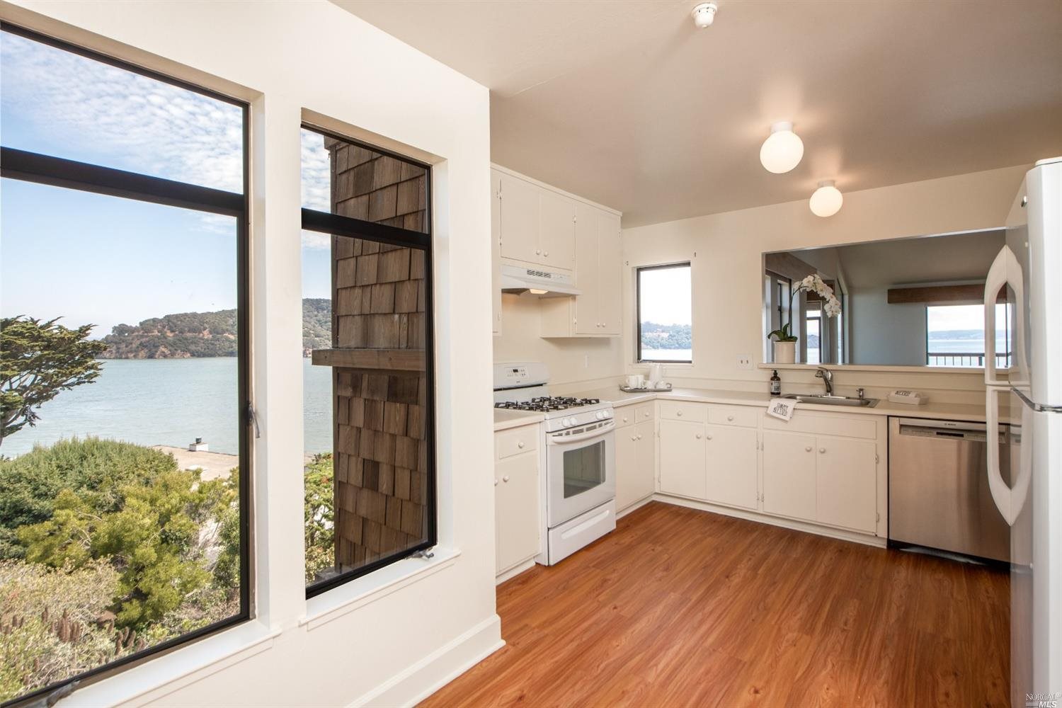 Detail Gallery Image 3 of 33 For 24 Linda Vista Ave, Tiburon,  CA 94920 - 2 Beds | 2/1 Baths