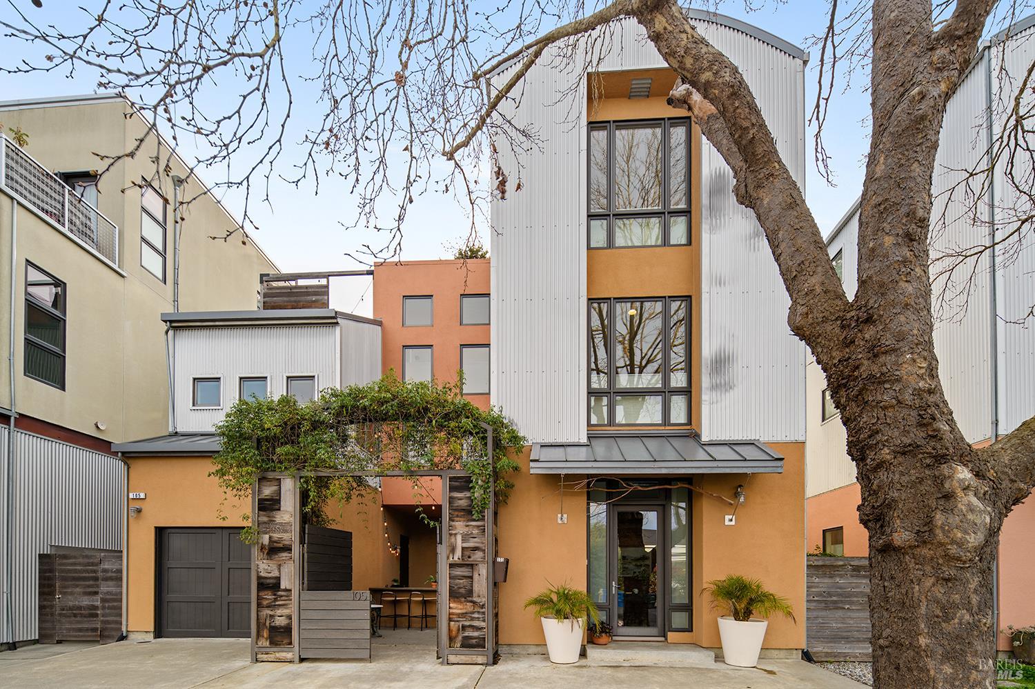 Detail Gallery Image 2 of 56 For 105 G St, Petaluma,  CA 94952 - 3 Beds | 3 Baths