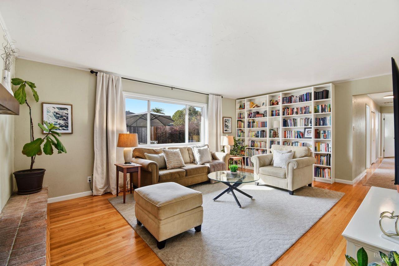 Detail Gallery Image 5 of 37 For 2323 Olympia Dr, Santa Rosa,  CA 95405 - 4 Beds | 2 Baths