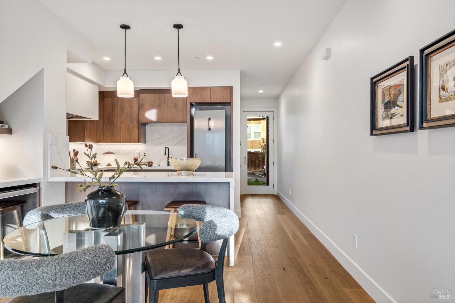 Detail Gallery Image 4 of 36 For 532 Grove St, Healdsburg,  CA 95448 - 2 Beds | 1/1 Baths