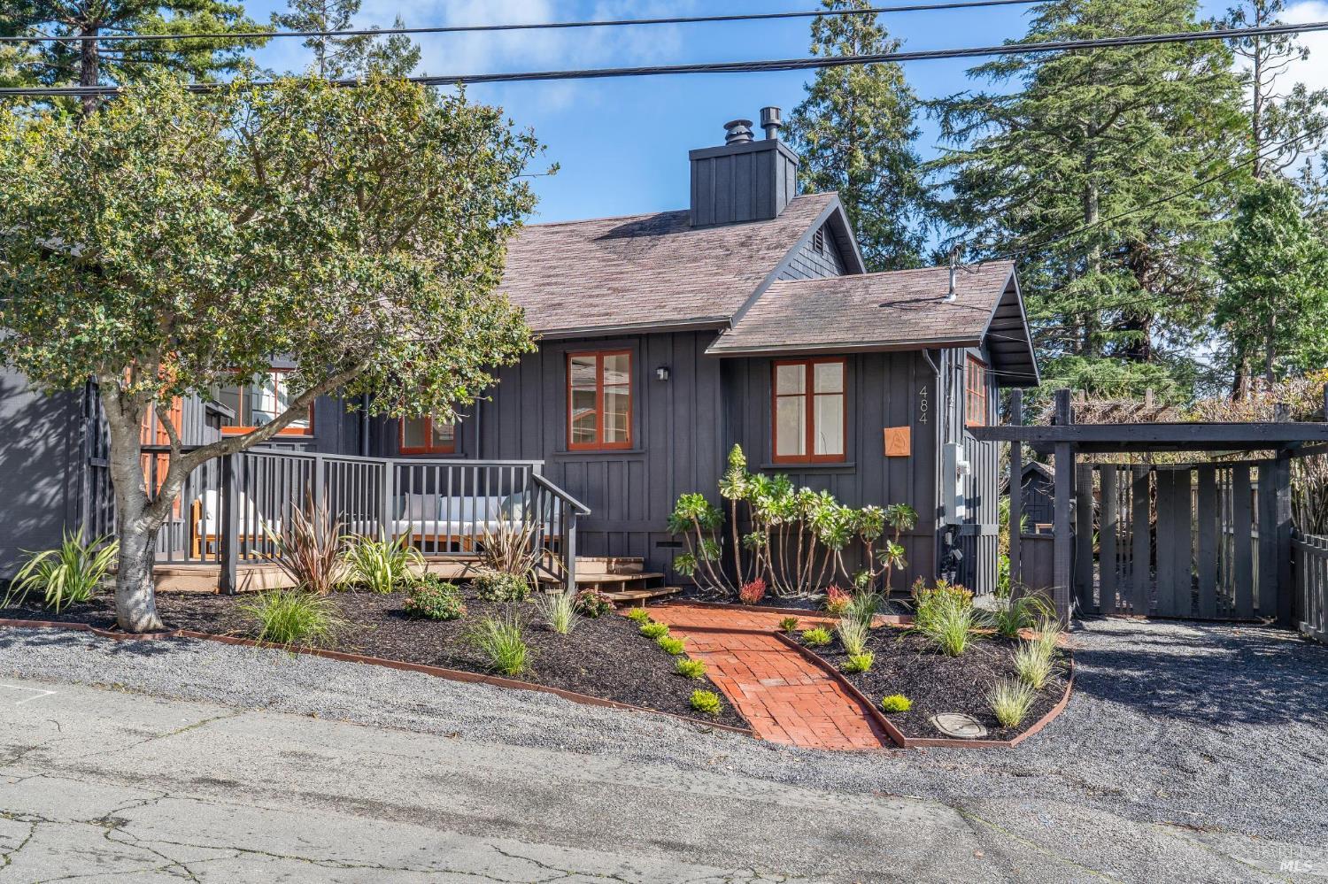 Detail Gallery Image 2 of 50 For 484 Summit Ave, Mill Valley,  CA 94941 - 5 Beds | 3/1 Baths