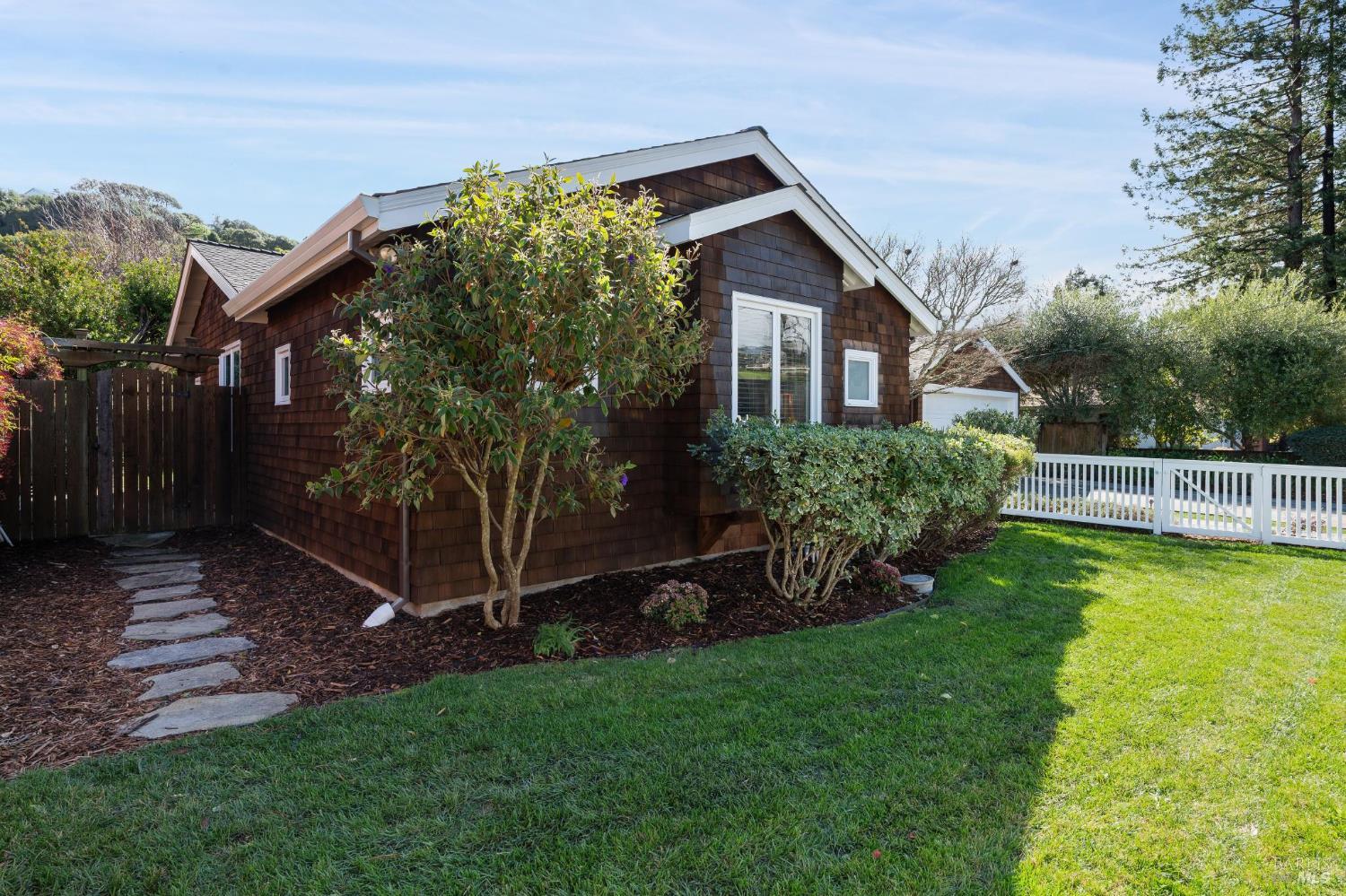 Detail Gallery Image 4 of 64 For 20 Apollo Rd, Tiburon,  CA 94920 - 4 Beds | 2 Baths