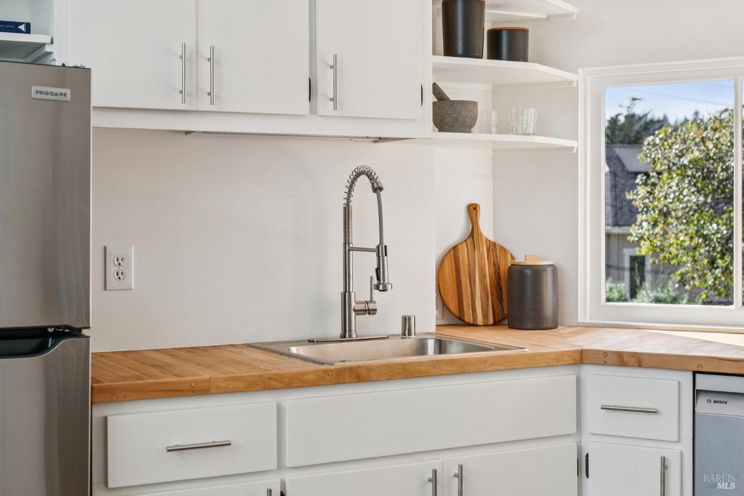 Detail Gallery Image 13 of 50 For 484 Summit Ave, Mill Valley,  CA 94941 - 5 Beds | 3/1 Baths