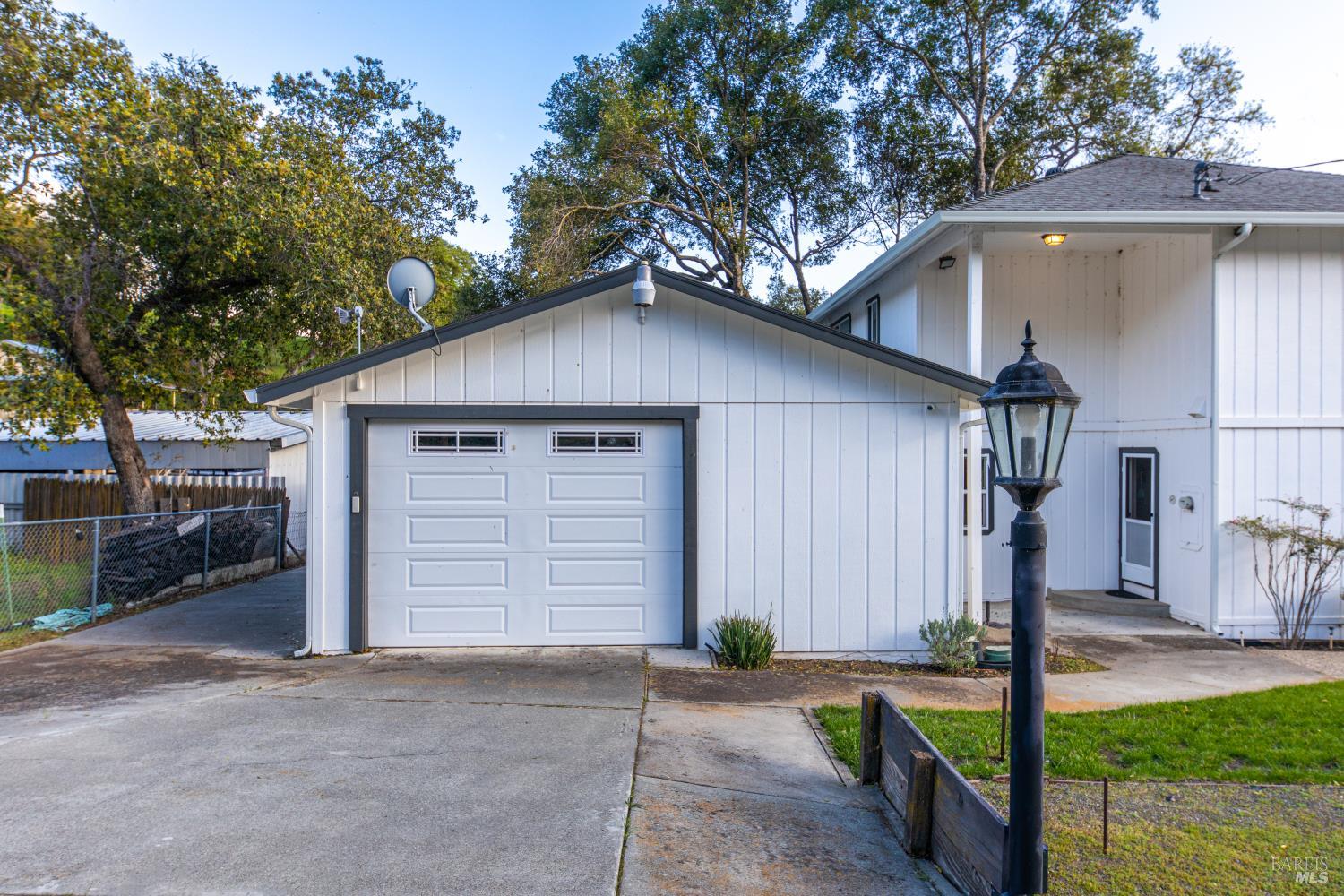 Detail Gallery Image 2 of 48 For 3950 Oakmont Dr, Clearlake,  CA 95422 - 5 Beds | 3/1 Baths