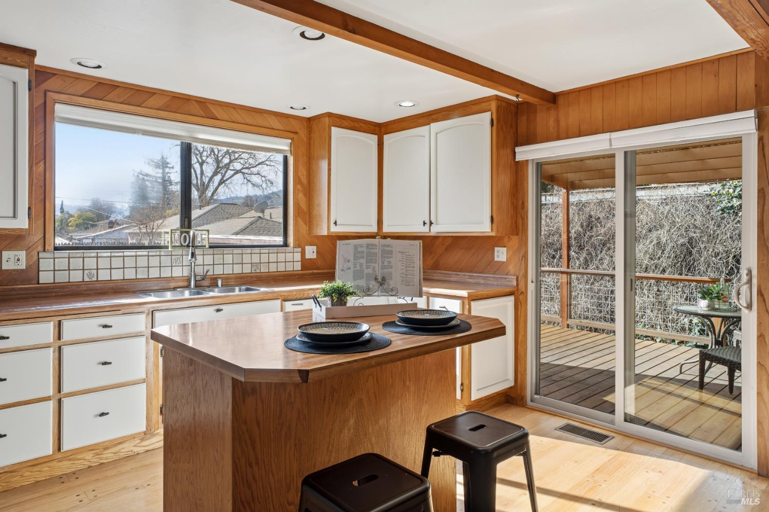 Detail Gallery Image 4 of 25 For 329 Jones St, Ukiah,  CA 95482 - 3 Beds | 2 Baths