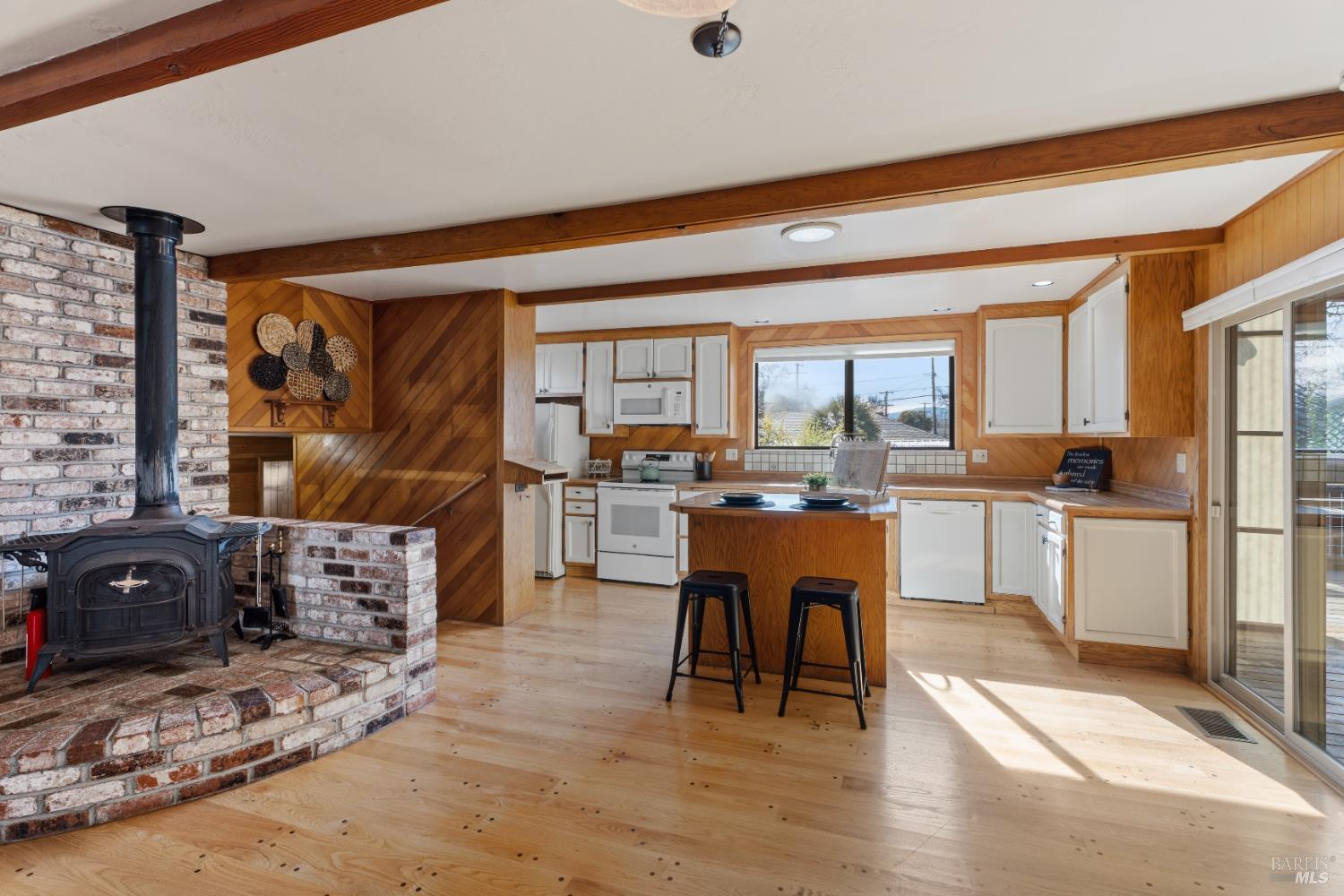 Detail Gallery Image 3 of 25 For 329 Jones St, Ukiah,  CA 95482 - 3 Beds | 2 Baths