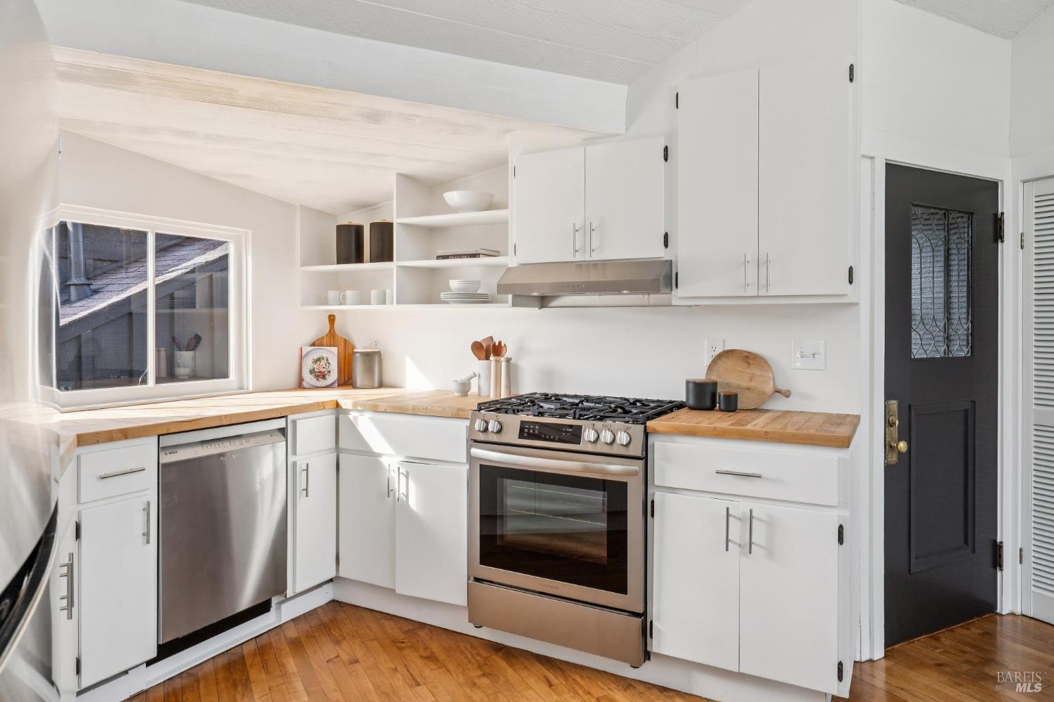 Detail Gallery Image 12 of 50 For 484 Summit Ave, Mill Valley,  CA 94941 - 5 Beds | 3/1 Baths