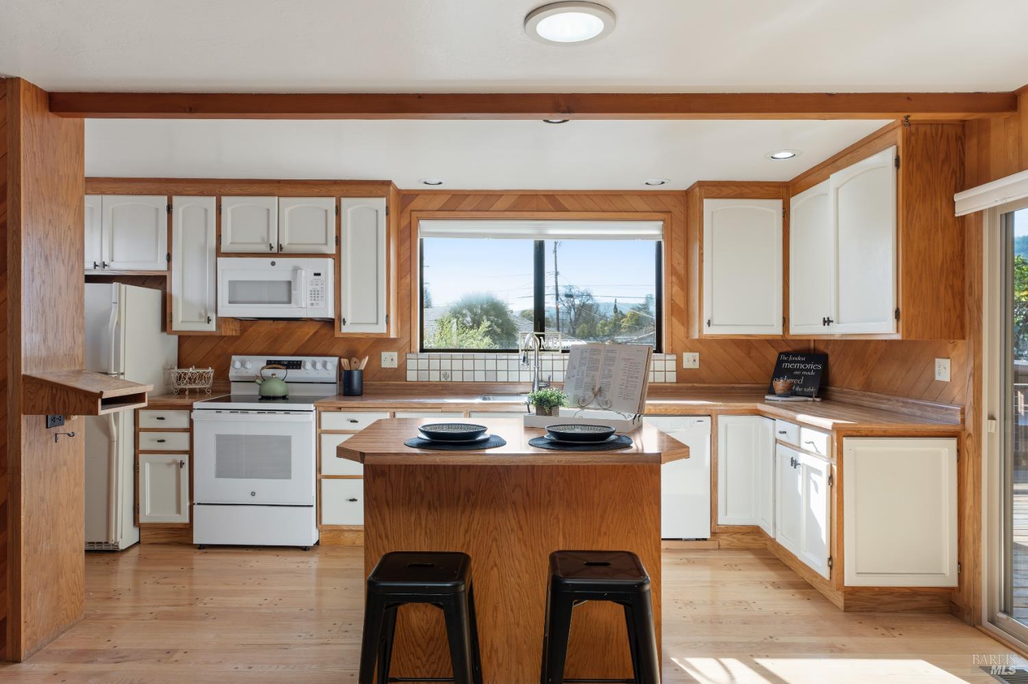 Detail Gallery Image 8 of 25 For 329 Jones St, Ukiah,  CA 95482 - 3 Beds | 2 Baths