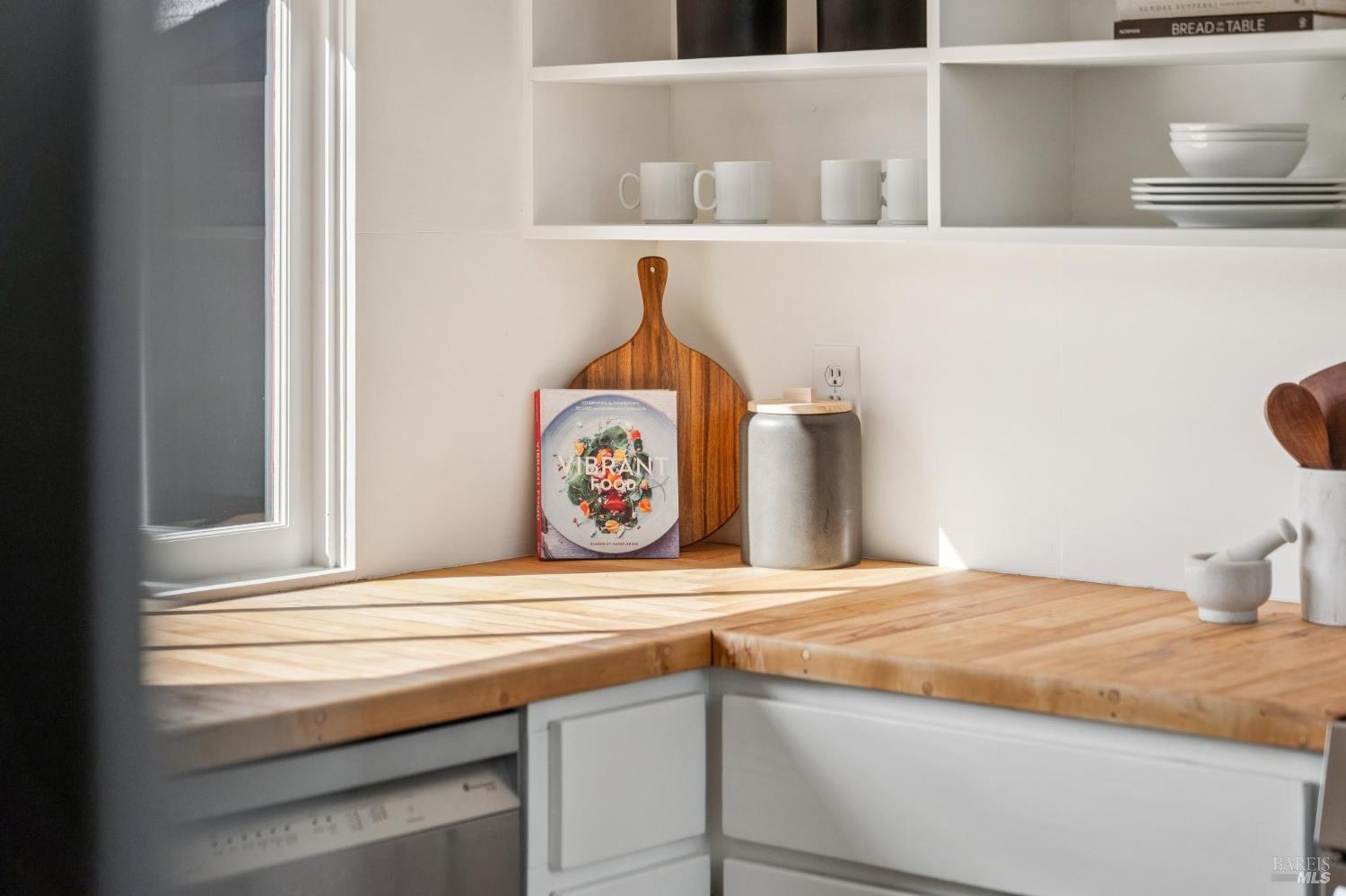 Detail Gallery Image 14 of 50 For 484 Summit Ave, Mill Valley,  CA 94941 - 5 Beds | 3/1 Baths