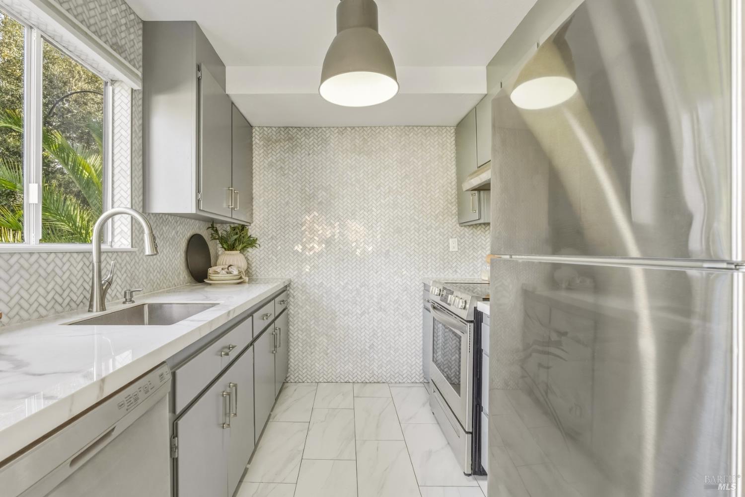 Detail Gallery Image 5 of 19 For 229 Marin Valley Dr, Novato,  CA 94949 - 2 Beds | 1/1 Baths