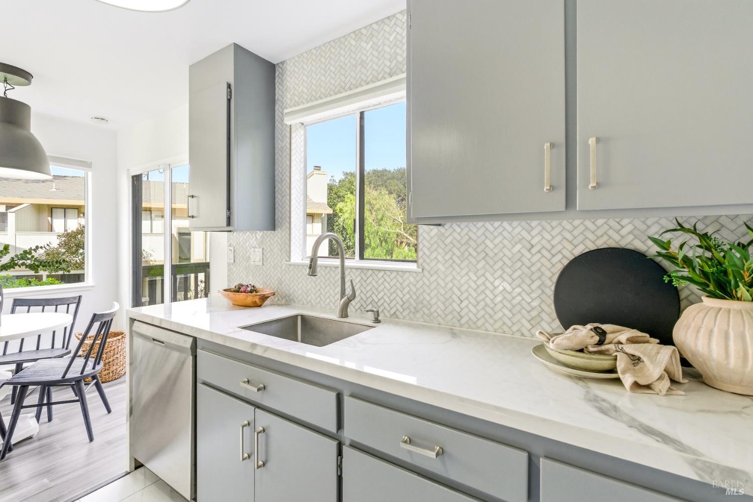 Detail Gallery Image 6 of 19 For 229 Marin Valley Dr, Novato,  CA 94949 - 2 Beds | 1/1 Baths