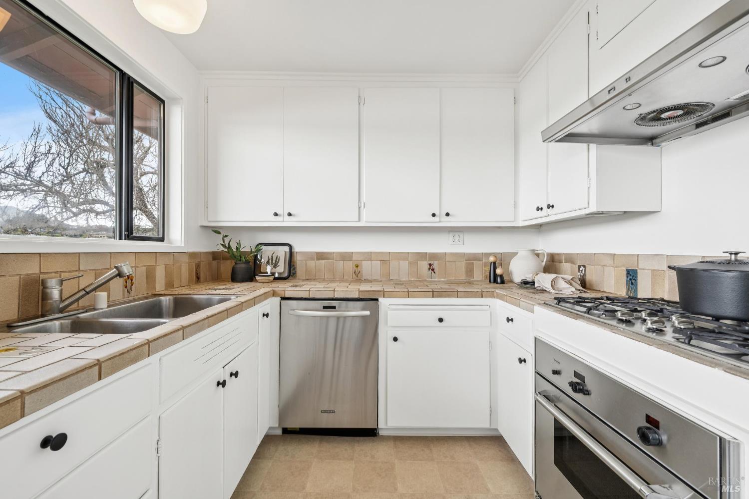 Detail Gallery Image 20 of 51 For 532 Virginia Dr, Tiburon,  CA 94920 - 2 Beds | 1 Baths