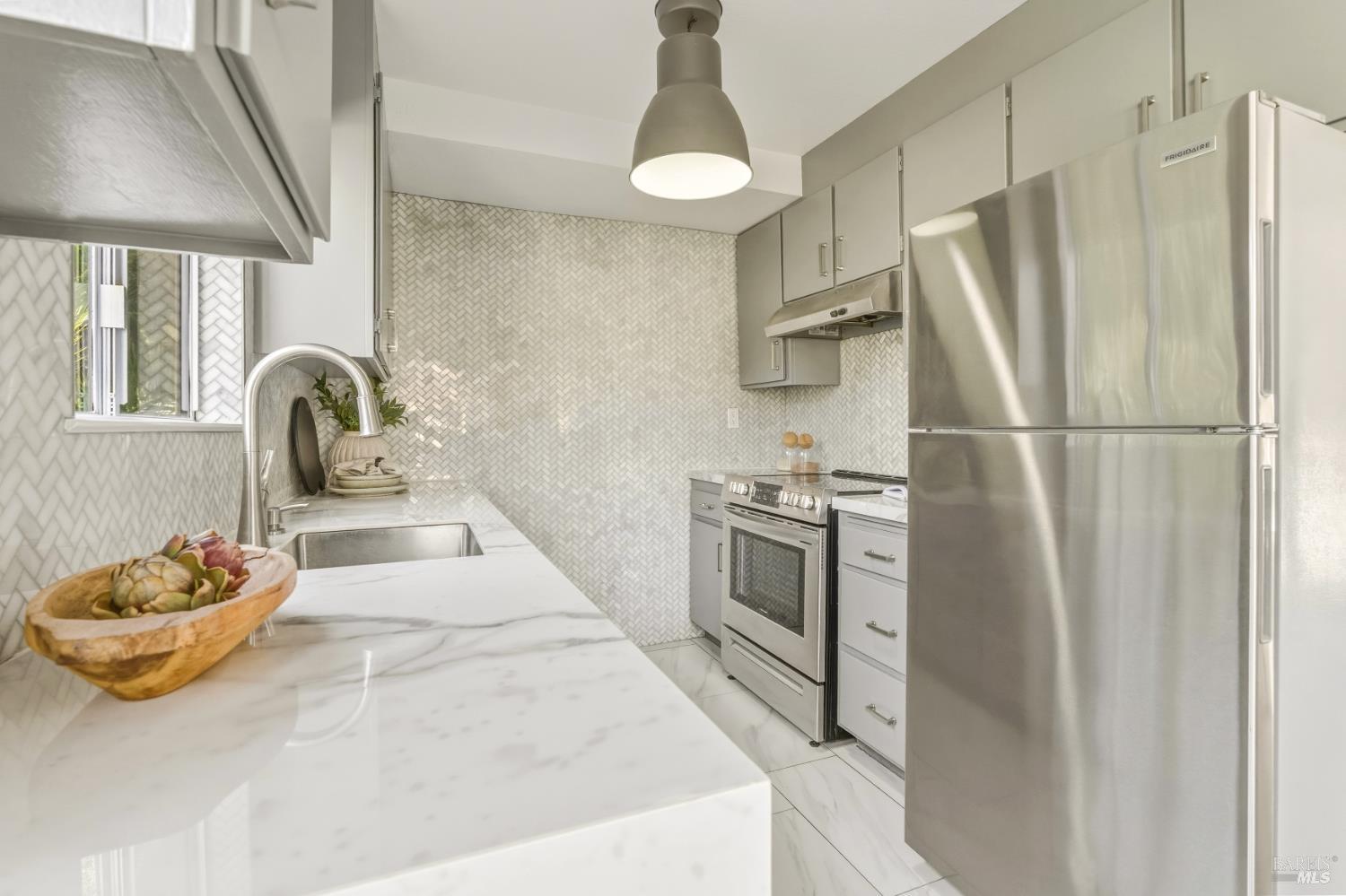 Detail Gallery Image 4 of 19 For 229 Marin Valley Dr, Novato,  CA 94949 - 2 Beds | 1/1 Baths