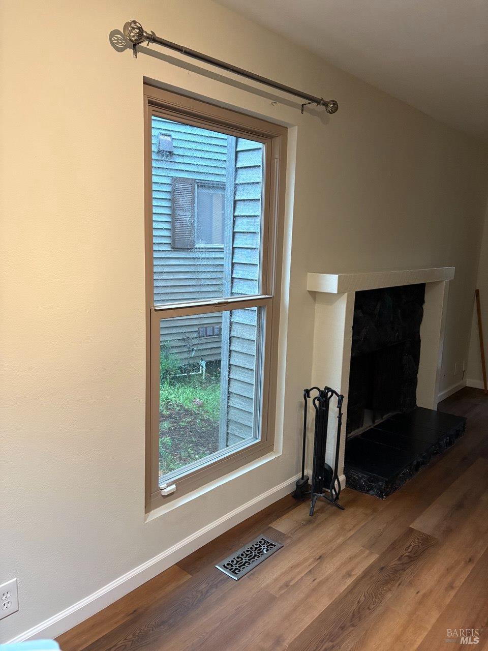 Detail Gallery Image 15 of 26 For 323 Bolinas Rd, Fairfax,  CA 94930 - 2 Beds | 1/1 Baths