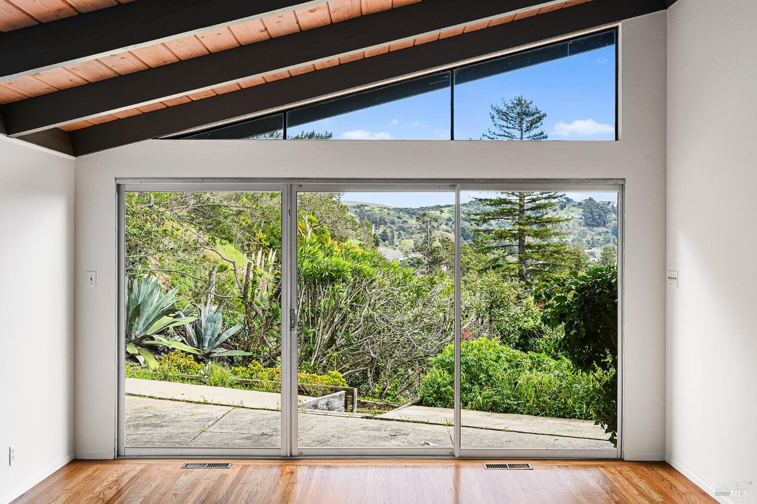 Detail Gallery Image 10 of 65 For 11 Hollyhock Ct, Mill Valley,  CA 94941 - 4 Beds | 2/1 Baths