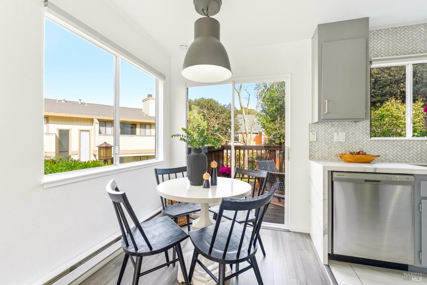 Detail Gallery Image 8 of 19 For 229 Marin Valley Dr, Novato,  CA 94949 - 2 Beds | 1/1 Baths