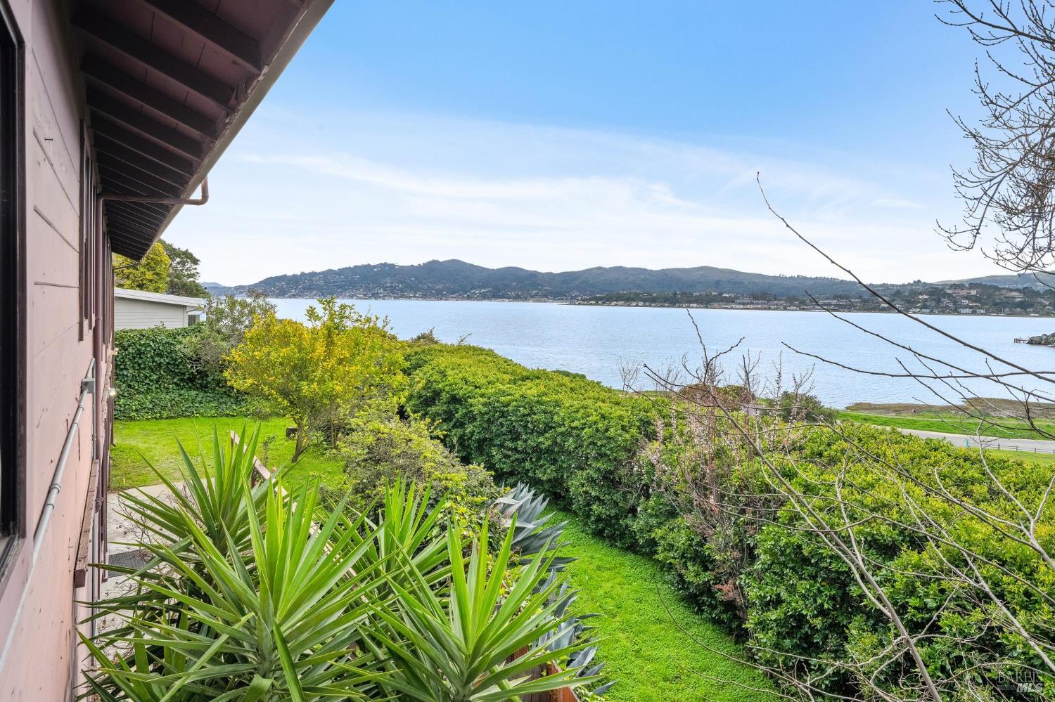 Detail Gallery Image 2 of 51 For 532 Virginia Dr, Tiburon,  CA 94920 - 2 Beds | 1 Baths